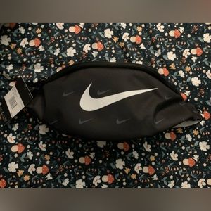 NIKE NWT Heritage Swoosh Hip Pack